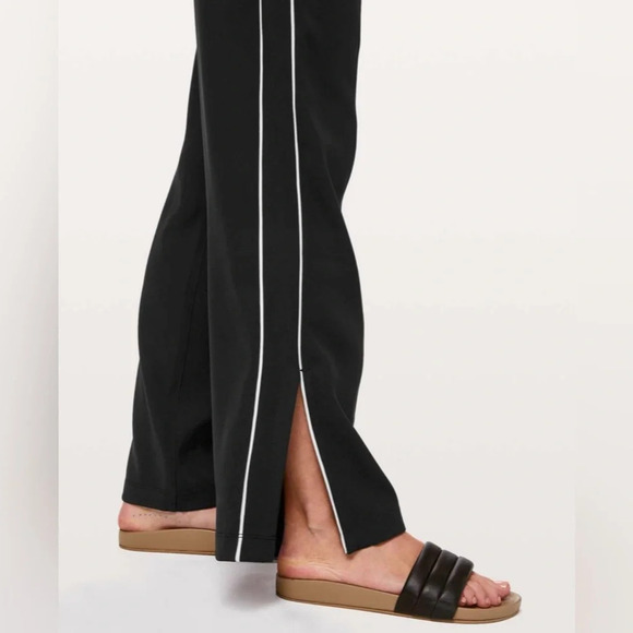 ! Lululemon On The Right Tract Pant, Size 4, Very Good Condition - Picture 3 of 12